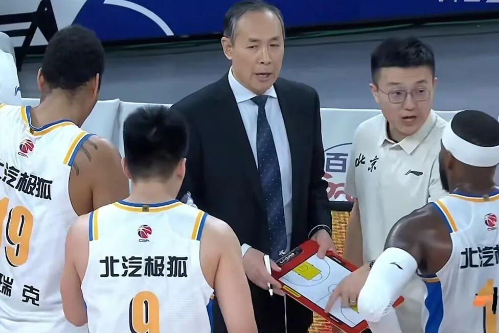 开云-北京男篮下半场崩盘,上海男篮19分大胜,翟晓川12+6范子铭辣眼睛