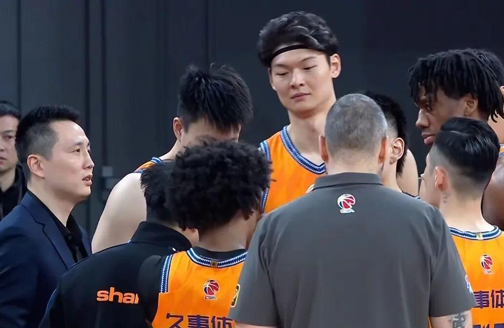 开云-北京男篮下半场崩盘,上海男篮19分大胜,翟晓川12+6范子铭辣眼睛