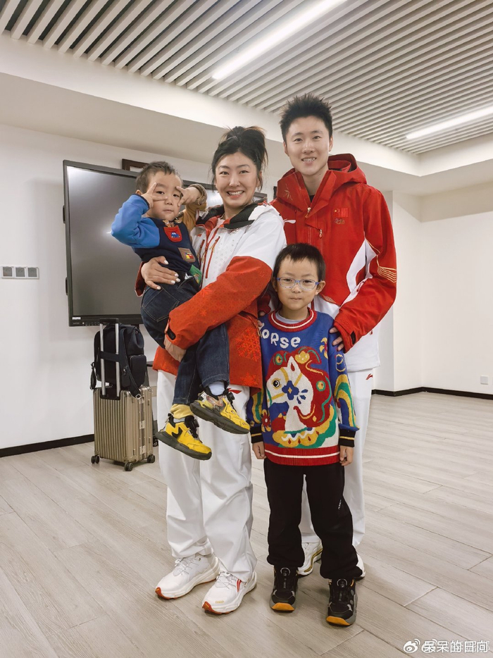 开云体育下载-徐梦桃抱着的男孩是谁？妈妈是中国冬奥悲情英雄，爸爸是千万富豪|自由式滑雪|李妮娜|王心迪|中国队|AC米兰_新浪体育_新浪新闻