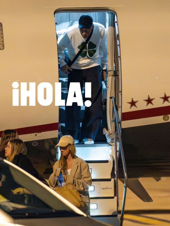 开云体育官网-姆巴佩被拍到与26岁绯闻女友走下私人飞机，两人在巴黎共度数日