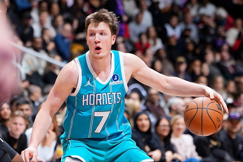 开云体育官网-狂胜27分，近18战15胜NBA唯一！3点证明超级鱼腩蜕变成黑马非偶然